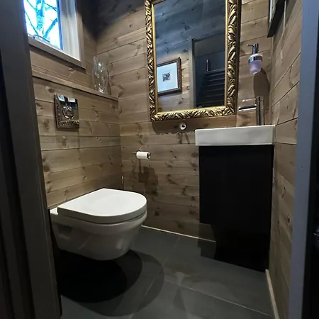 Spacious With Mountain Views *